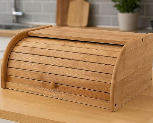 Porta pão de bambu moderno com tampa retrátil deslizante posicionado na bancada para organizar alimentos e economizar espaço.
