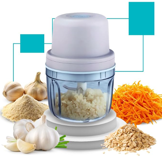 Mini processador triturador de alimentos sem fio branco, recarregável via USB, picando temperos sem precisar de tomada.